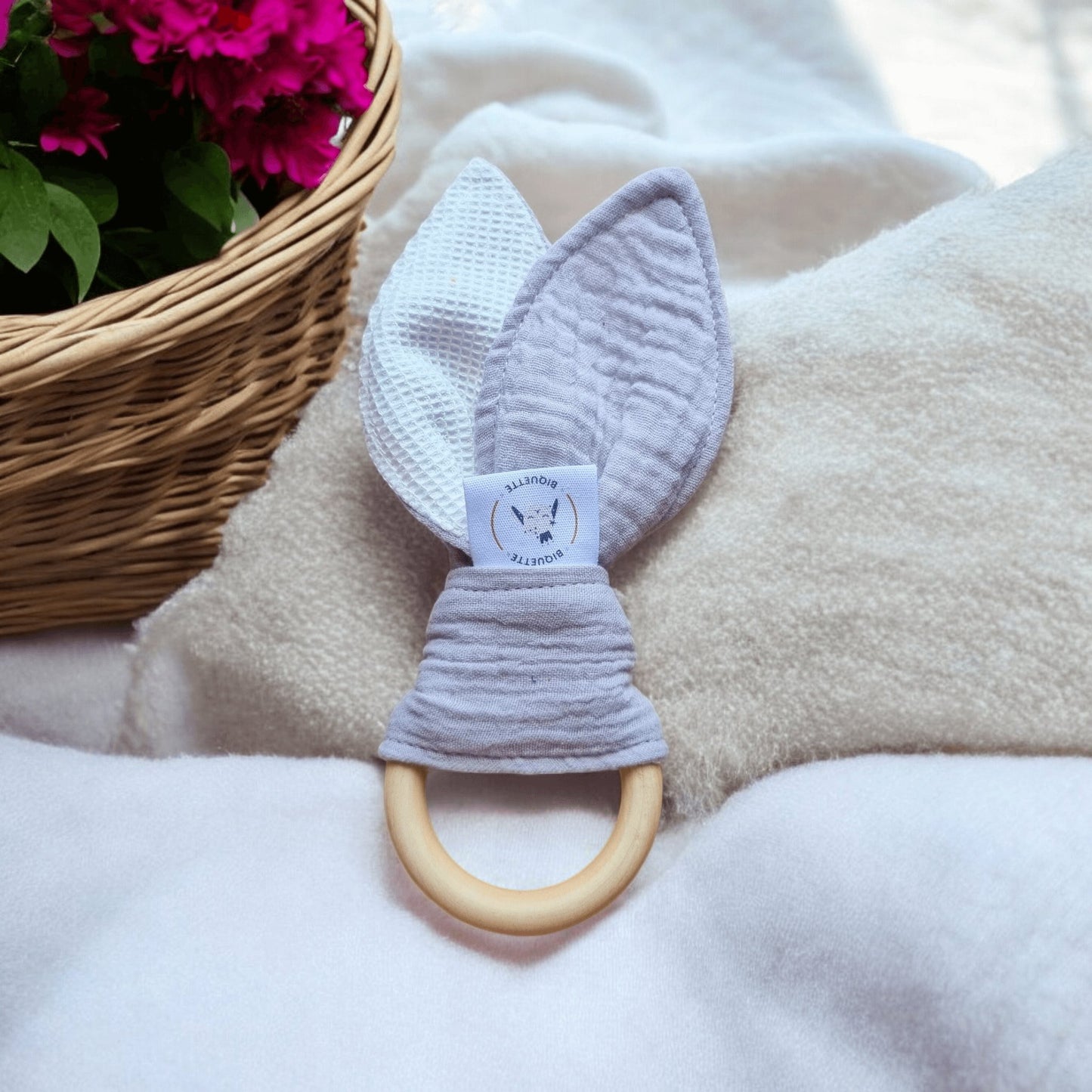 Anneau de dentition en bois avec oreilles de lapin en tissu - Biquette Biquette