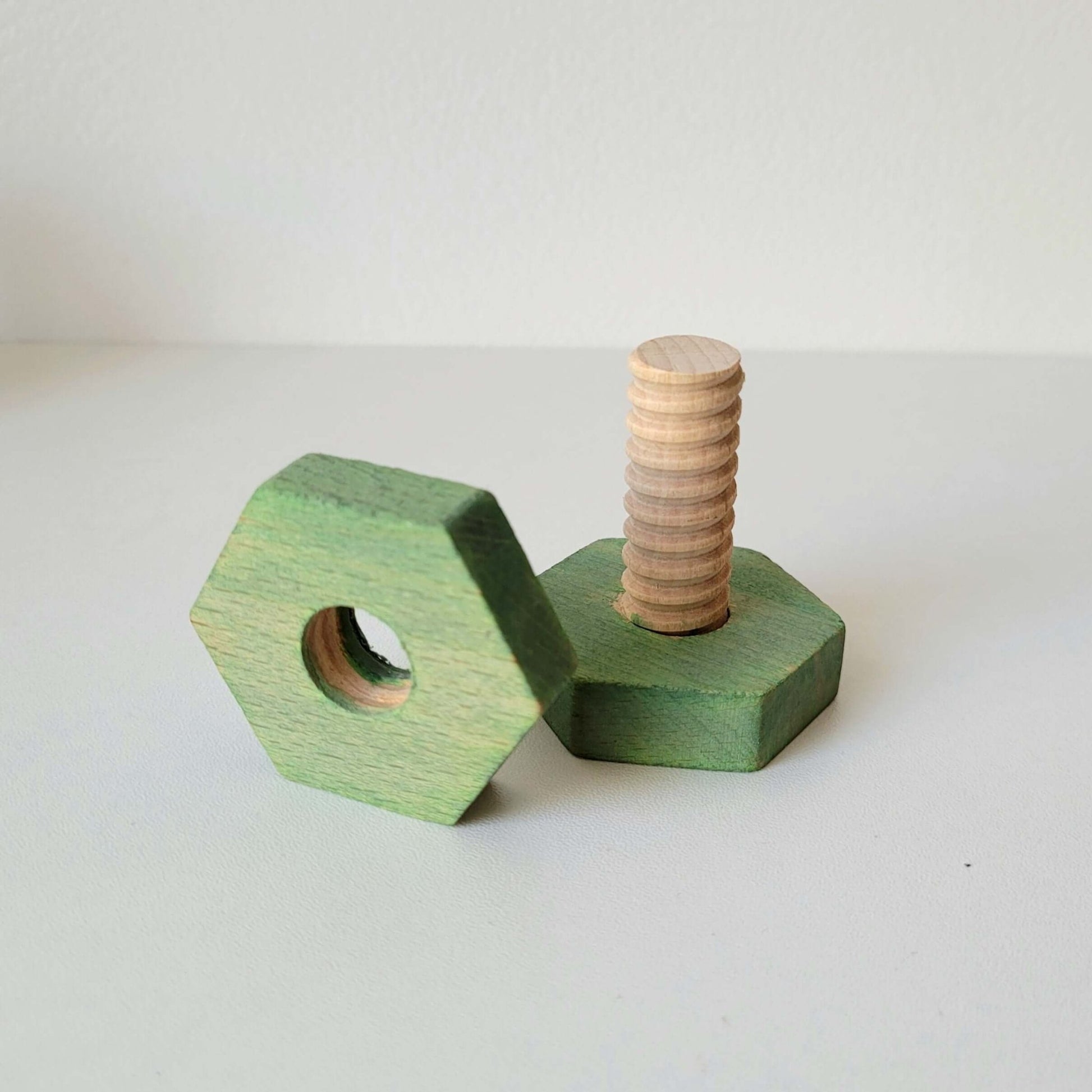 Ecrous et boulons à visser en bois - jeu d'assemblage - Biquette Biquette