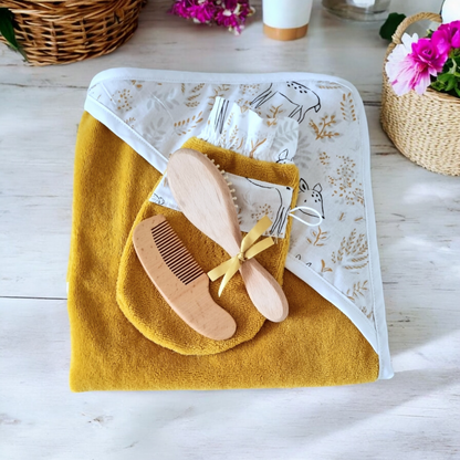 Baby-Badeset – Badeumhang – Feuchttücher – Waschlappen – personalisierte Haarbürste – Rassel – Geburtsset