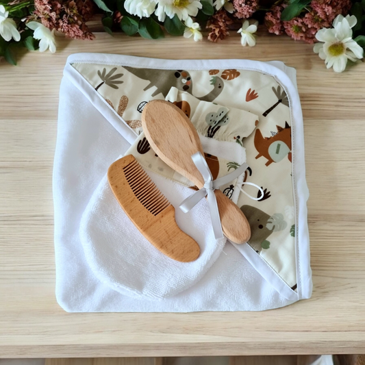Baby-Badeset – Badeumhang – Feuchttücher – Waschlappen – personalisierte Haarbürste – Rassel – Geburtsset